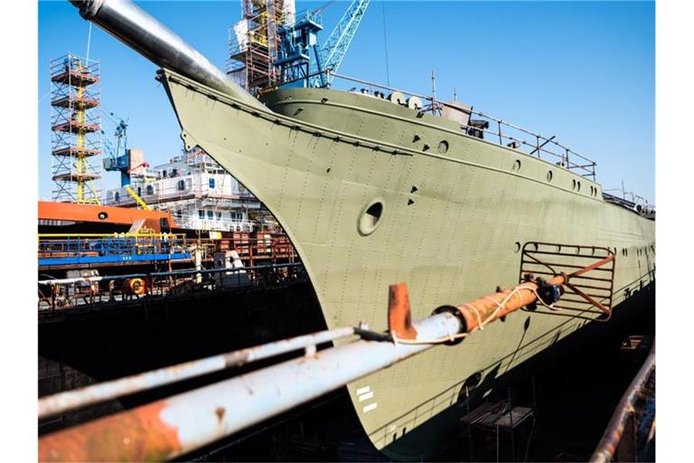 Das Marine-Segelschulschiff „Gorch Fock“ in einem Dock der Bredo-Werft. Foto: Mohssen Assanimoghaddam