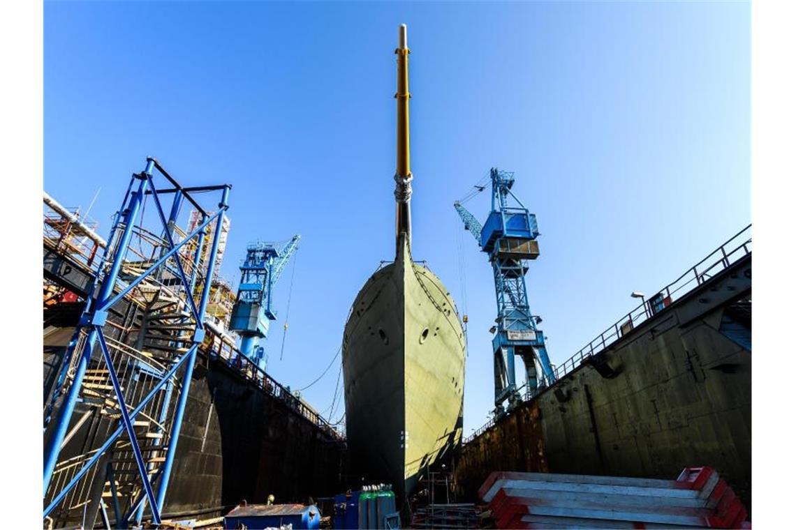 Das Marine-Segelschulschiff „Gorch Fock“ liegt in einem Dock der Bredo-Werft. Foto: Mohssen Assanimoghaddam/dpa