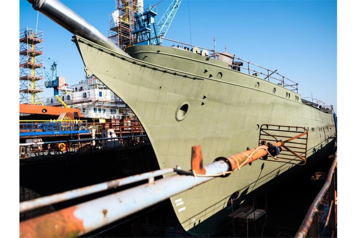 „Gorch Fock“ kommt wieder ins Wasser Das Marine-Segelschulschiff "Gorch Fock" liegt in einem Dock der Bredo-Werft. Foto: Mohssen Assanimoghaddam