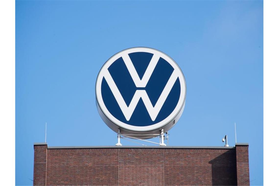 Das Markenhochhaus von Volkswagen auf dem Gelände vom VW Werk Wolfsburg. Foto: Julian Stratenschulte/dpa
