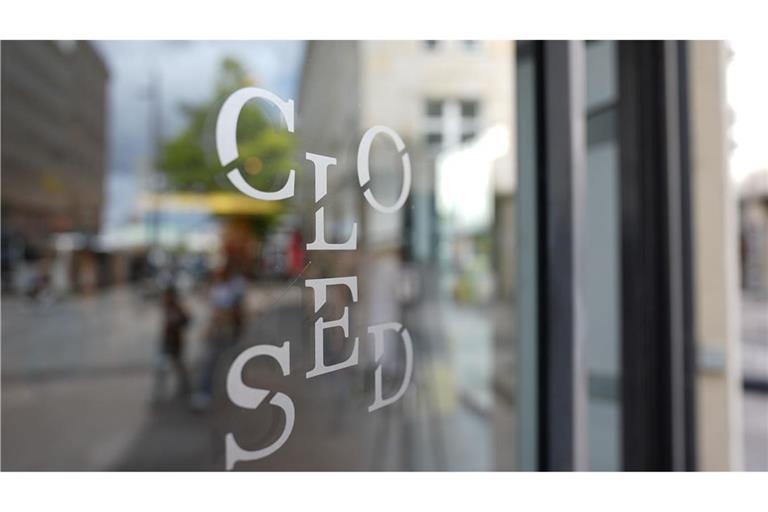 Das Markenlogo ist auf einem Schaufenster zu sehen.