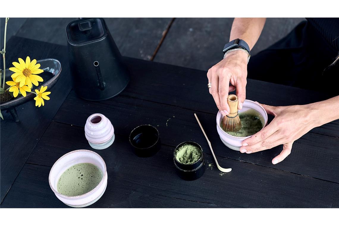 Der Matcha-Boom: Vorreiterin setzt auf deutschen Teeanbau Das Matcha-Pulver wird mit Wasser und einem Besen schaumig geschlagen.
