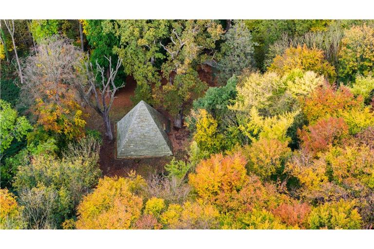 Das Mausoleum des Grafen Ernst zu Münster steht zwischen herbstlichen Bäumen am Laves-Kulturpfad im Landkreis Hildesheim.