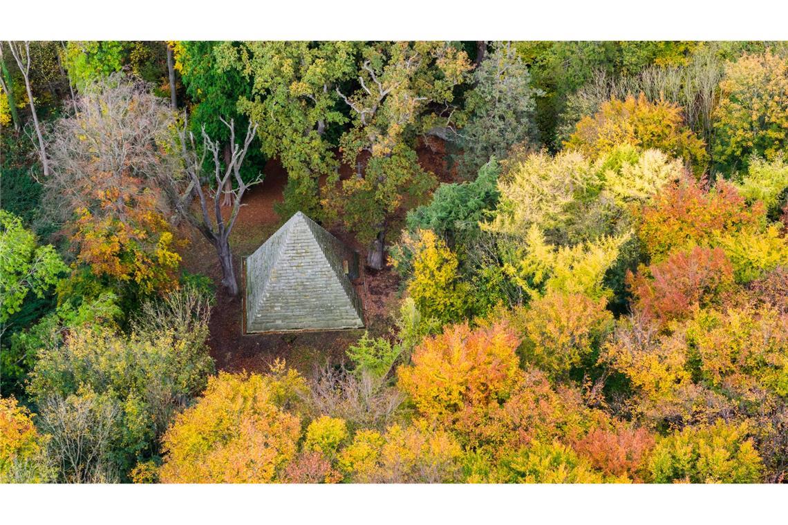Das Mausoleum des Grafen Ernst zu Münster steht zwischen herbstlichen Bäumen am Laves-Kulturpfad im Landkreis Hildesheim.