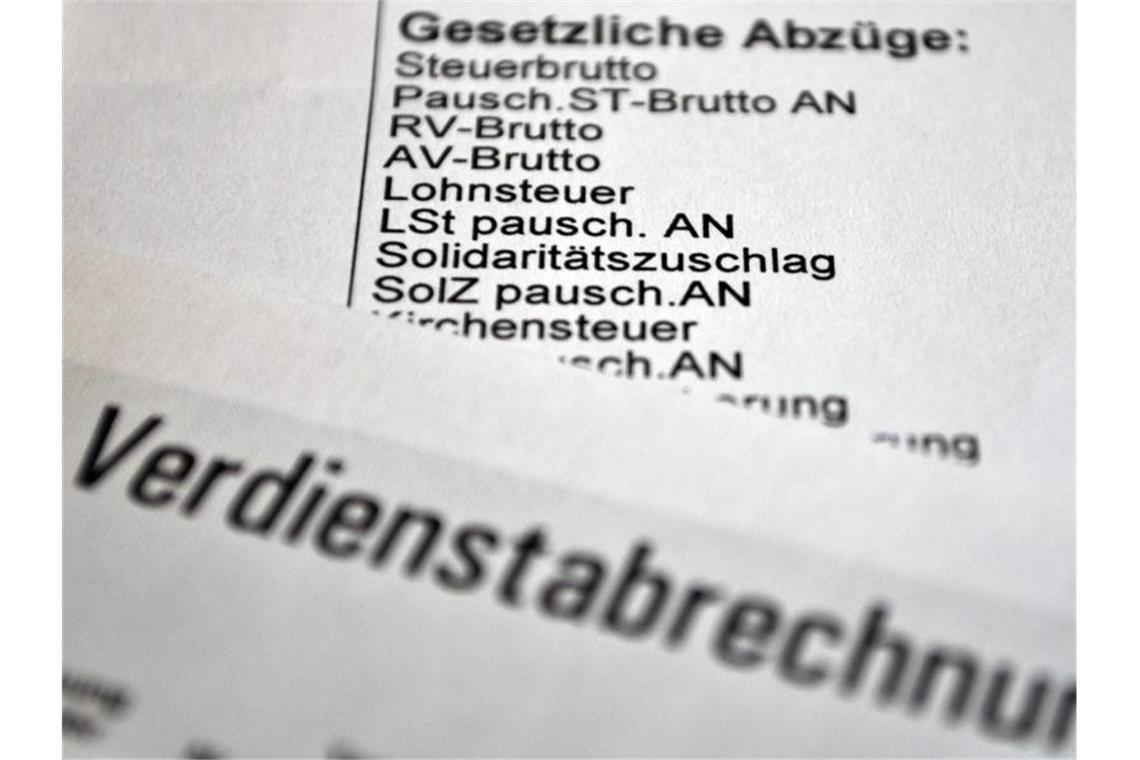 Mittleres Einkommen in Deutschland steigt 2020 nur leicht Das Medianentgelt aller sozialversicherungspflichtig Vollzeitbeschäftigten lag im Jahr 2020 laut Bundesagentur für Arbeit bei 3427 Euro. Foto: Achim Scheidemann/dpa
