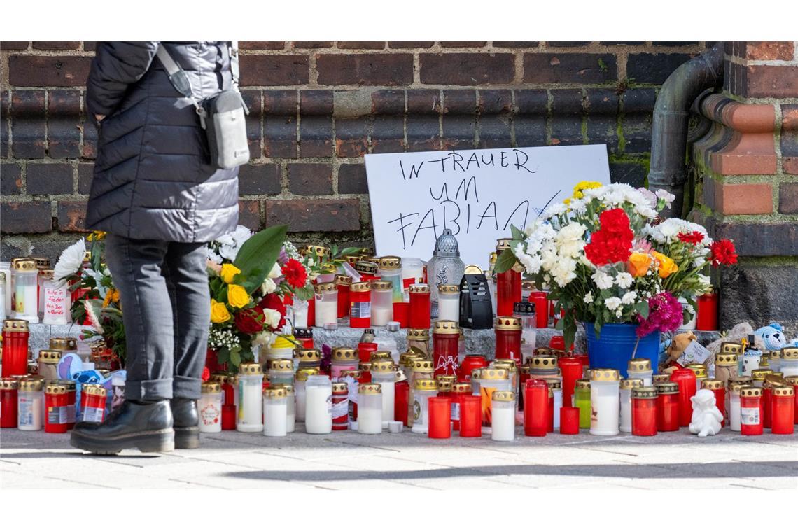 Kein Verdächtiger im Fall Fabian: Druck auf Ermittler wächst Das Meer an Kerzen vor der Güstrower Pfarrkirche wächst noch immer.