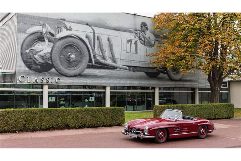 Das Mercedes-Benz Classic Center in Fellbach beinhaltet eine Fläche von 18.000 Quadratmetern, unter anderem mit einem Showroom und Werkstattbereichen. Der 300 SL Roadster, gebaut von 1957 bis 1963, zählt mit gebauten 1858 Exemplaren zu den begehrtesten Mercedes-Klassikern.