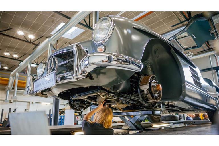 Das Mercedes Classic Center hat seine Werkstattkapazitäten kräftig ausgeweitet. Im Bild: Wartungsarbeiten an einem Mercedes-Benz 300 SL „Flügeltürer“ (W 198).
