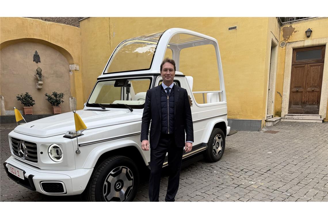 Ola Källenius muss mit anpacken Das Mercedes-Papamobil hat Ola Källenius dem damaligen Papst Franziskus selbst übergeben.