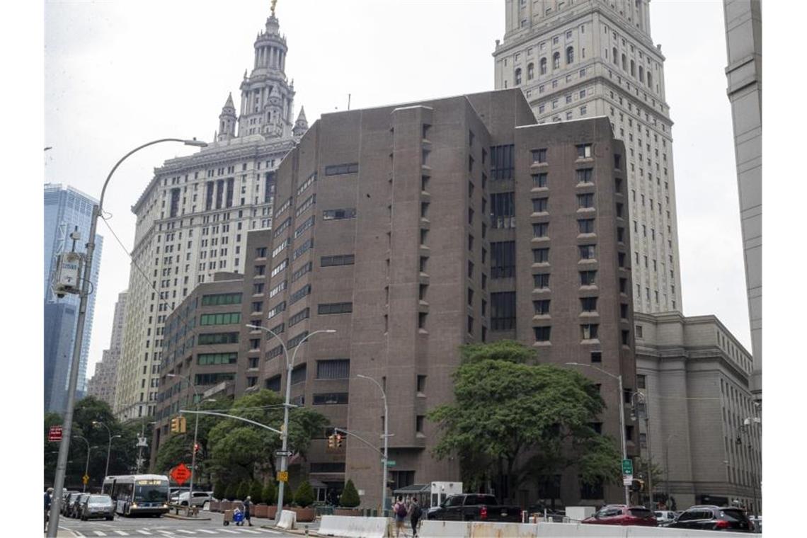 Nach Epstein-Tod: Umstrittenes US-Gefängnis wird geschlossen Das Metropolitan Correctional Center in New York. Foto: Mary Altaffer/BM AP/dpa