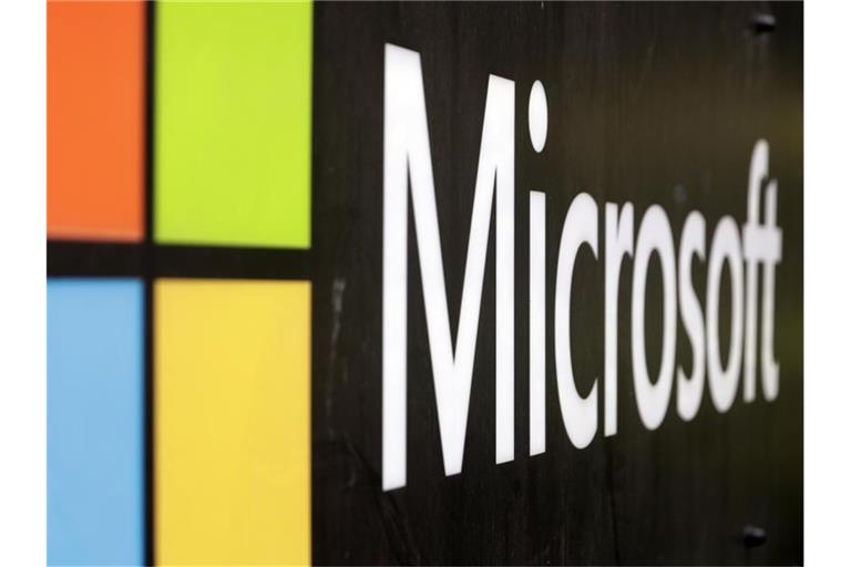 Das Microsoft-Firmenlogo in den Büros in Sydney. Russland verliert mit Microsoft und Intel zwei der wichtigsten Zulieferer für seine Computer-Technik. Foto: Rick Rycroft/AP/dpa