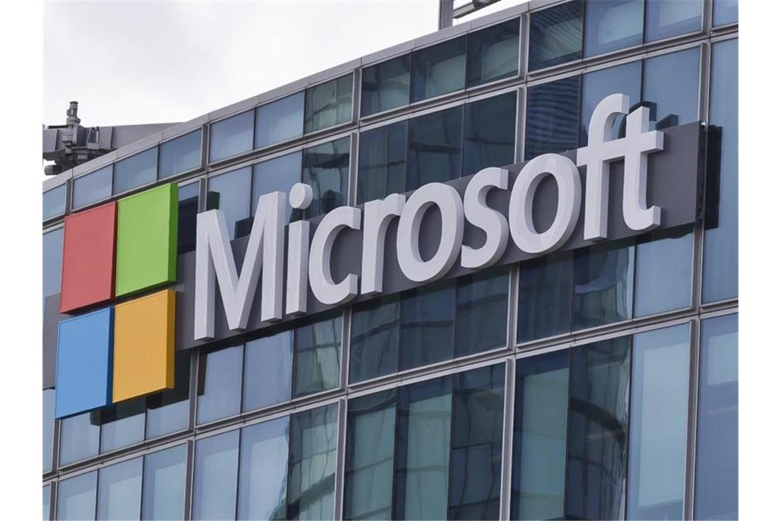 Das Microsoft-Logo ist in Issy-les-Moulineaux, außerhalb von Paris, an einem Bürogebäude zu sehen. Mit einer günstigeren Rechnervariante will Microsoft auch bei der Ausstattung von Schulen punkten. Foto: Michel Euler/AP/dpa