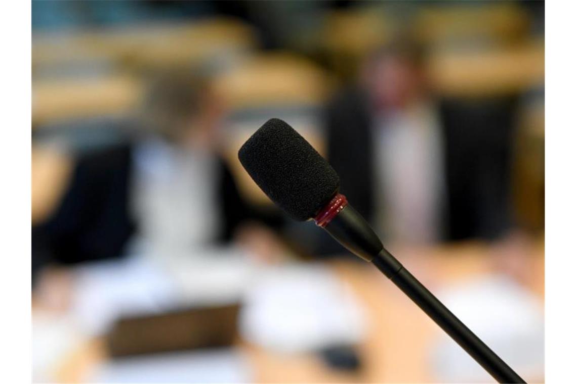 Das Mikrofon für Wortbeiträge steht im Gerichtssaal. Foto: Carsten Rehder/dpa/Archivbild