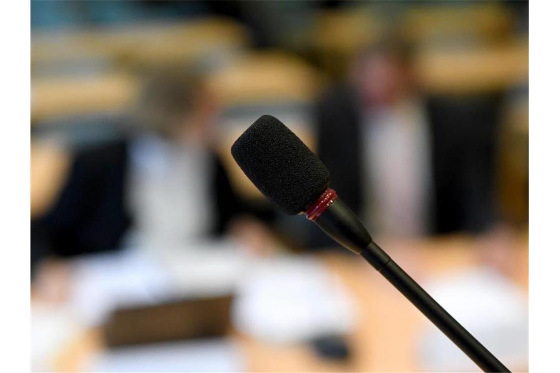 Mutmaßliche Schleuser wegen arrangierter Ehen vor Gericht Das Mikrofon für Wortbeiträge steht im Gerichtssaal. Foto: Carsten Rehder/dpa/Archivbild