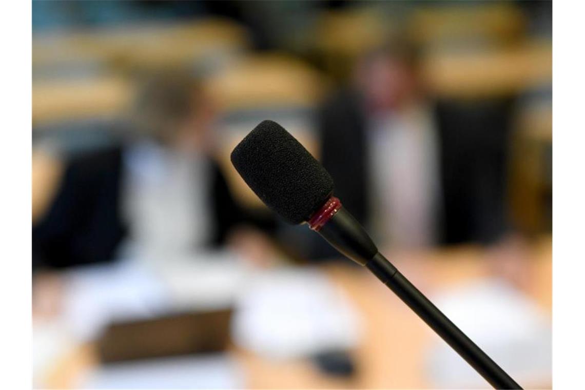 Das Mikrofon für Wortbeiträge steht im Gerichtssaal. Foto: Carsten Rehder/dpa/Archivbild