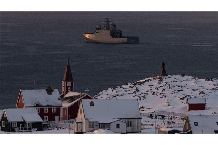 Das Militärschiff HDMS Knud Rasmussen der Königlich Dänischen Marine patrouilliert in der Nähe von Nuuk. (Archivbild) (zu dpa: «Rasmussen: Grönland-Deal beendet «hoffentlich» Unsicherheit»)