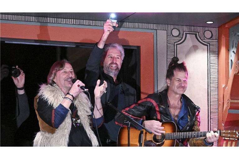 Das Mini-Konzert vom Tübinger Rathausbalkon im Dezember 2024 mit Dieter Thomas Kuhn (li.), Tübingens OB Boris Palmer (Mitte) und Gitarrist Philipp Feldtkeller.