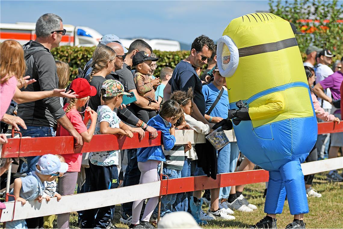 Das Minion verteilt Süßes an die jungen Besucher. Flugplatzfest und 75-jähriges ...