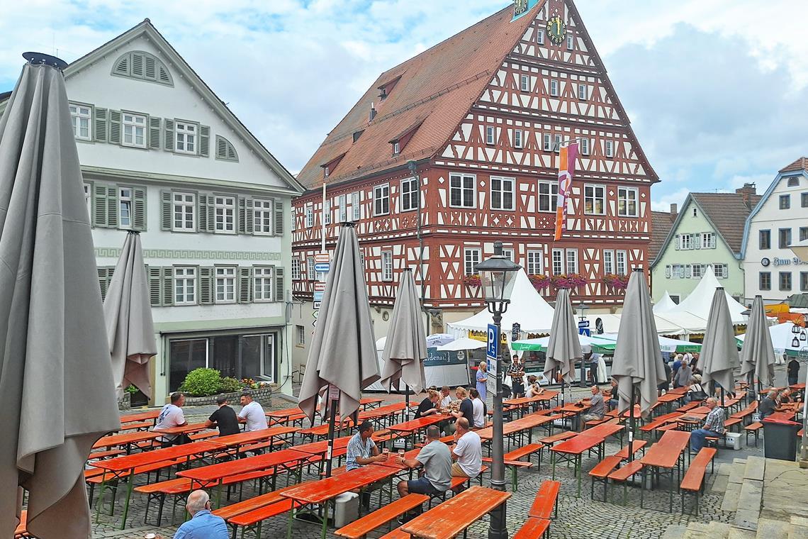 Das Mittagessen am Straßenfestmontag ist für viele Backnanger Tradition. Foto: BKZ