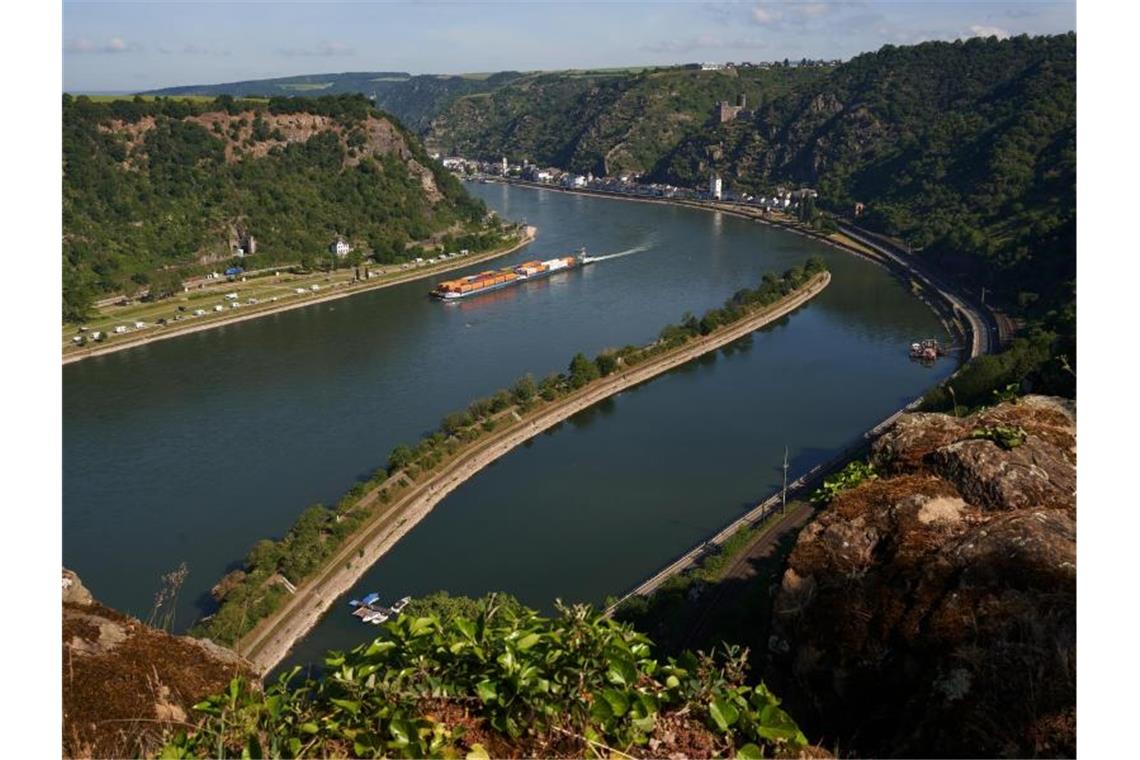 Das Mittelrheintal mit Blick auf St. Goarshausen. Foto: Thomas Frey/dpa