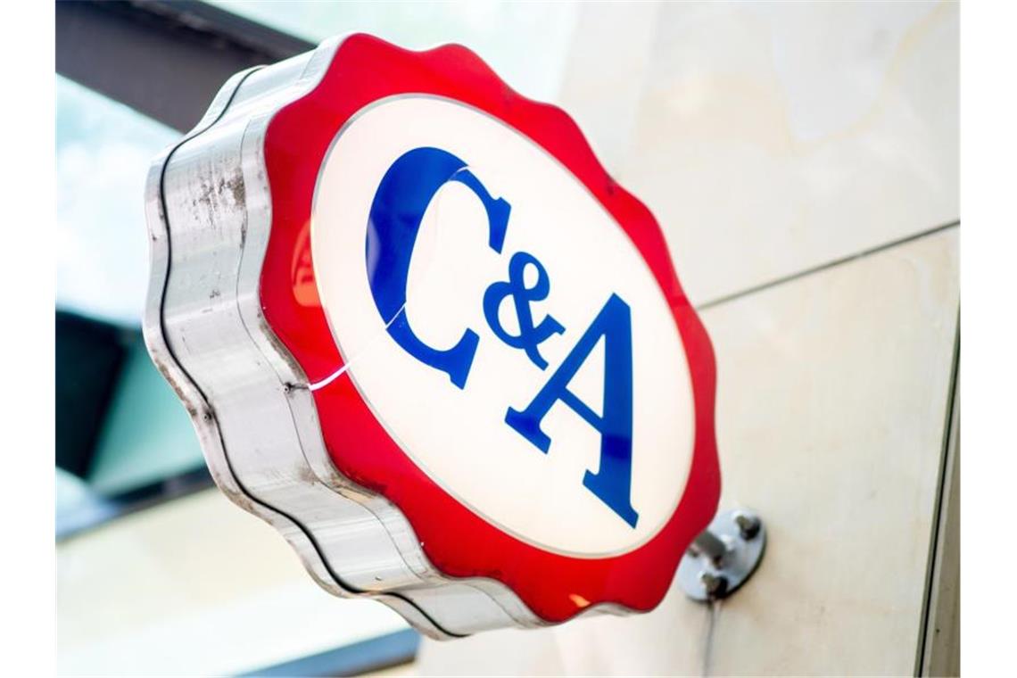 C&A muss einbehaltene Miete für April nachzahlen Das Modekaufhaus C&A hat im Streit um in der Corona-Krise einbehaltene Miete eine Niederlage erlitten. Foto: Hauke-Christian Dittrich/dpa