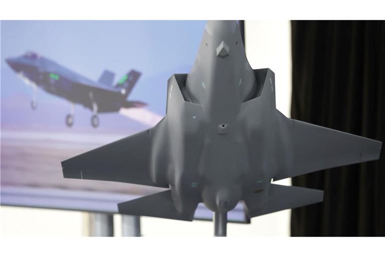 Das Modell des amerikanischen Tarnkappenbombers F35 - in Weeze soll künftig dessen Rumpfmittelteil gefertigt werden.