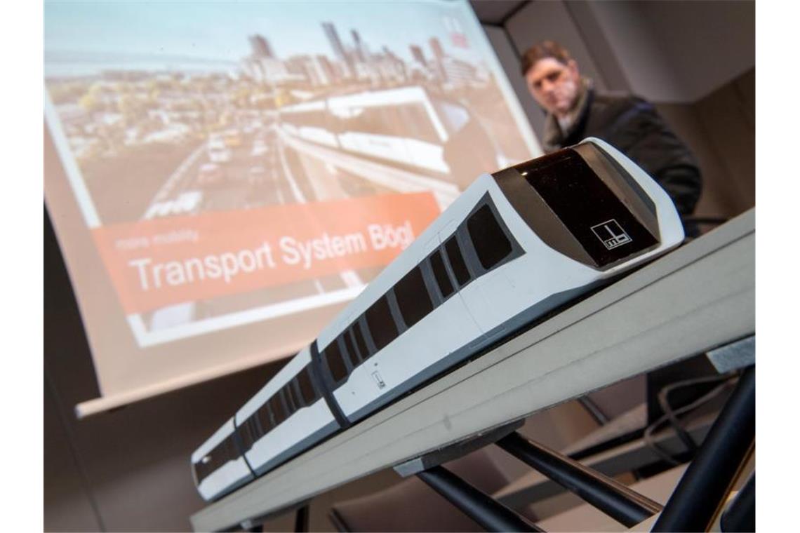 Das Modell einer zukünftigen Magnetschwebebahn steht in einem Konferenzraum eines Hotels am Flughafen München. Foto: Peter Kneffel/dpa