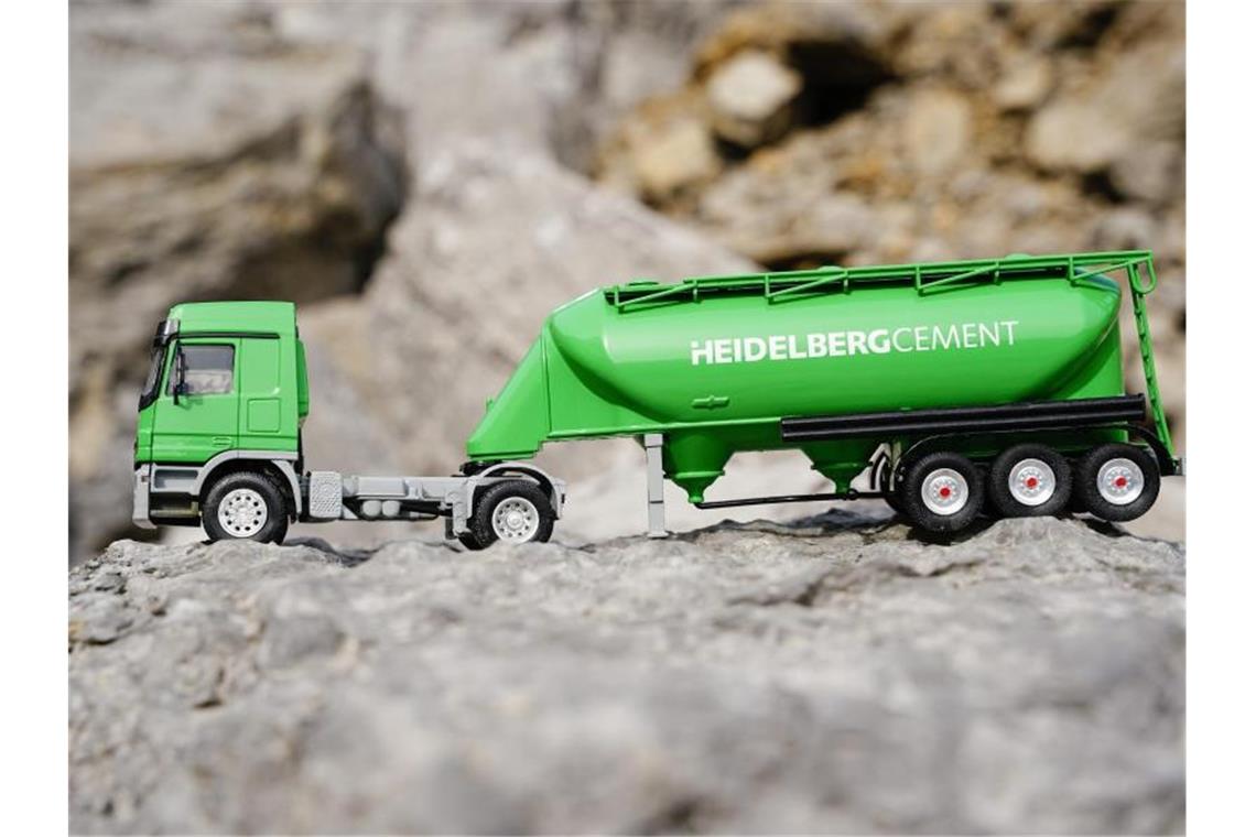 Heidelbergcement will US-Softwarespezialisten-Anteil kaufen Das Modell eines Zementlasters steht im Steinbruch des Baustoffkonzerns HeidelbergCement auf Abbruchmaterial. Foto: Uwe Anspach/dpa/Archivbild