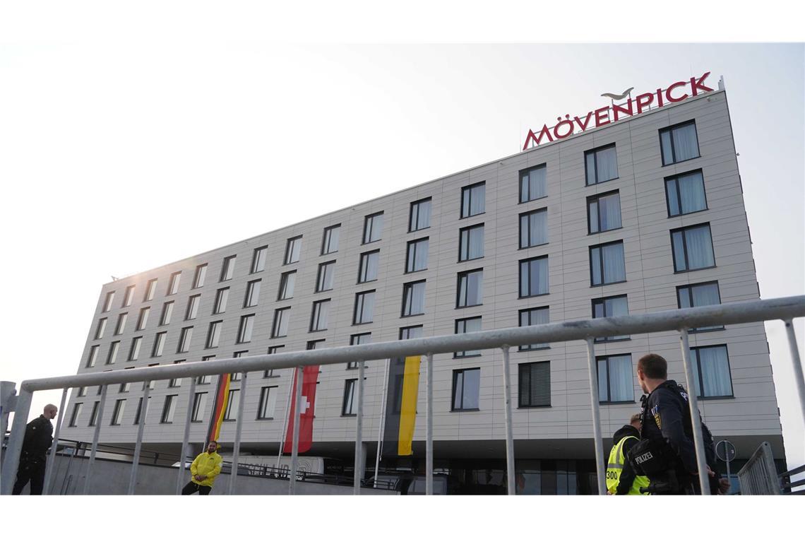 DFB-Elf trifft am Hotel in Stuttgart ein – Empfang mit Jubel Das Mövenpick-Hotel am Flughafen