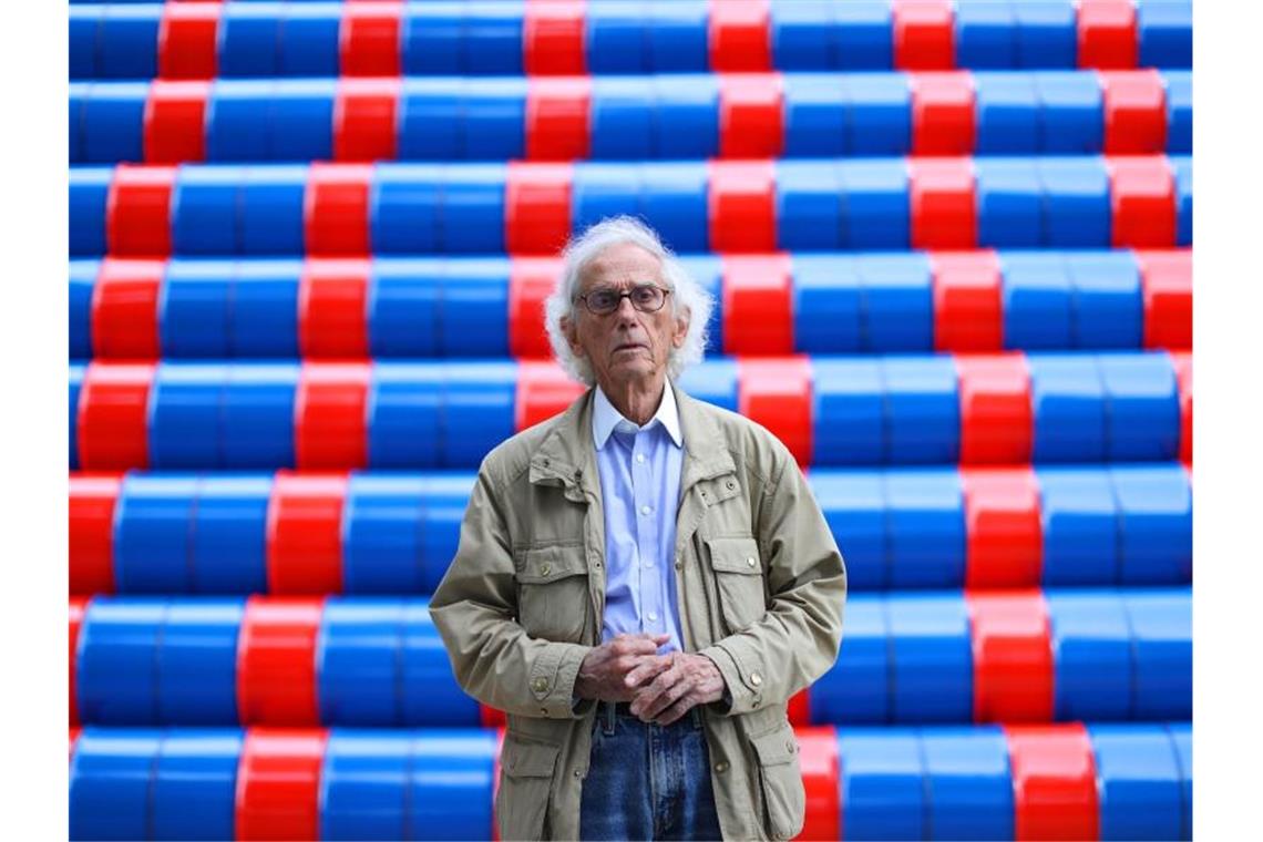 Der Mann, der die Welt verpackte: Christo ist tot Das monumentale Werk „Mastaba“ besteht aus bunten Ölfässern. Foto: Valery Hache/AFP/dpa