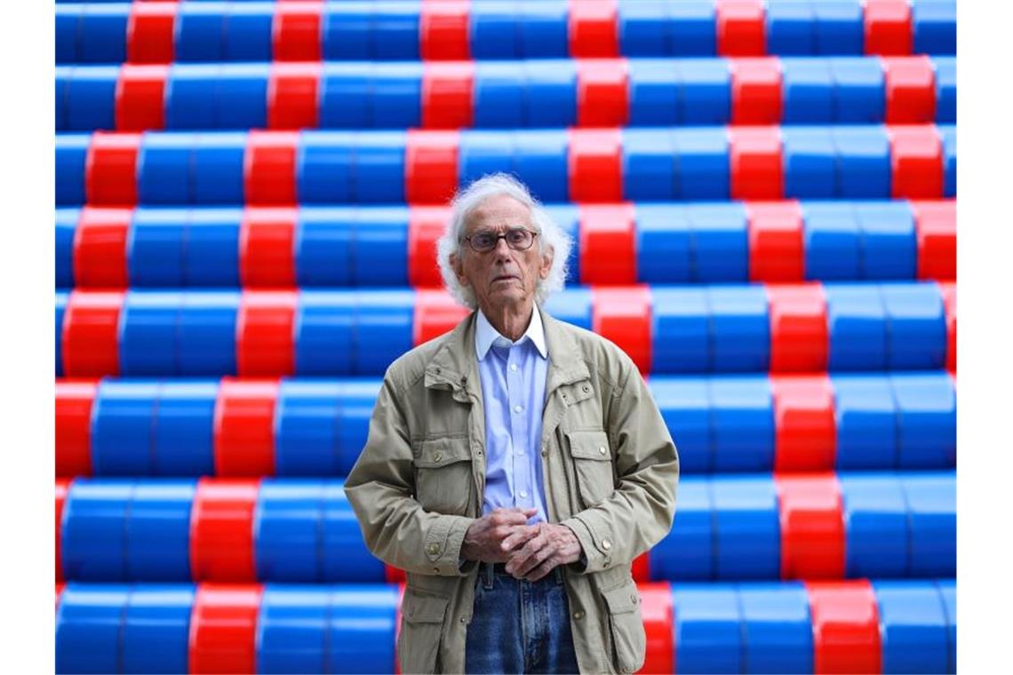 Das monumentale Werk „Mastaba“ besteht aus bunten Ölfässern. Foto: Valery Hache/AFP/dpa