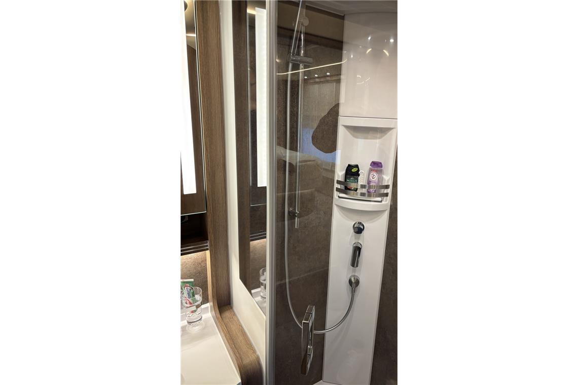 Das Morelo-Wohnmobil bietet eine Duschkabine.