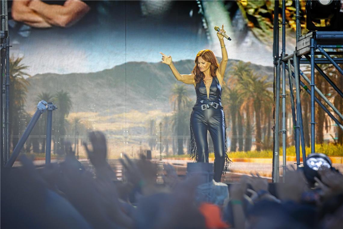 Das Motorradthema greift Andrea Berg auch optisch auf. Es ist aber nur das erste von vielen Outfits im Lauf der Show. Fotos: Alexander Becher