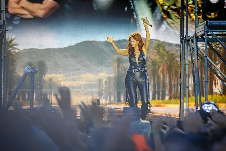 Das Motorradthema greift Andrea Berg auch optisch auf. Es ist aber nur das erste von vielen Outfits im Lauf der Show. Fotos: Alexander Becher