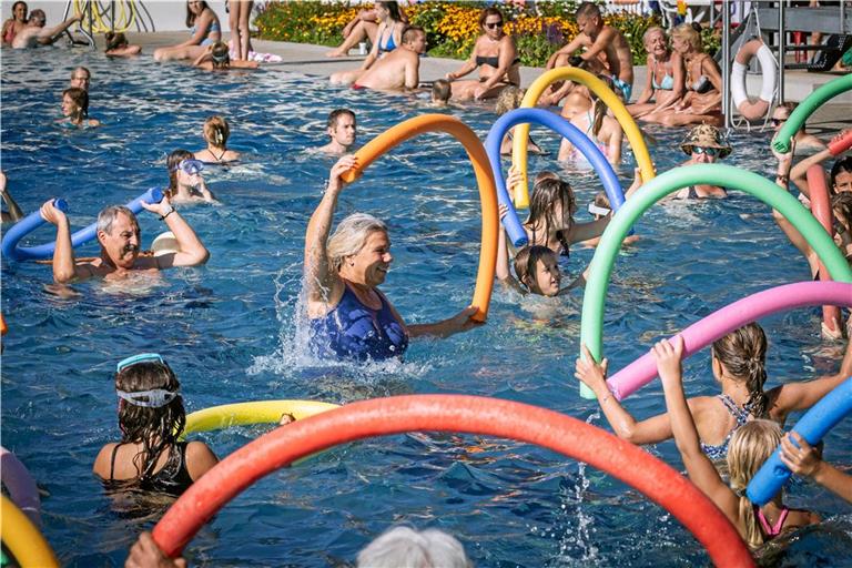 Das Motto beim diesjährigen Ausbaden im Freibad Erbstetten lautete „Al dente“ – die Schwimmnudel durfte daher nicht fehlen. Foto: Alexander Becher