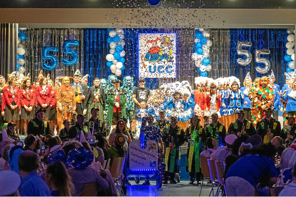 Beste Stimmung bei der UCC-Prunksitzung in Weissach Das Motto des Abends lautet „55+1 Jahre UCC – eine Nacht in Blau-Weiß“. Fotos: Alexander Becher