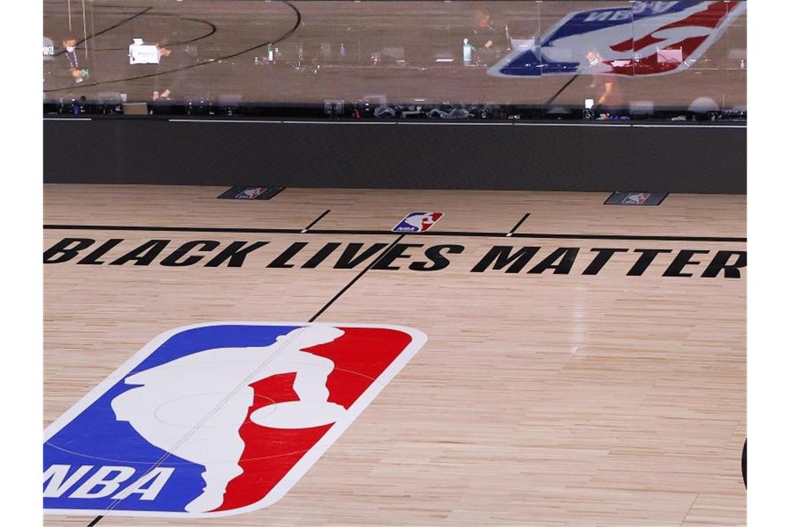 Historischer Bucks-Boykott und seine Folgen Das Motto des Protests gegen Rassismus ist allgegenwärtig: „Black Lives Matter“ steht auf dem Spielfeld. Foto: Kevin C. Cox/Pool Getty Images/AP/dpa