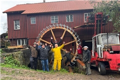 Das Mühlenbauteam freut sich über das neue Mühlrad an der Hundsberger Sägmühle. Foto: privat