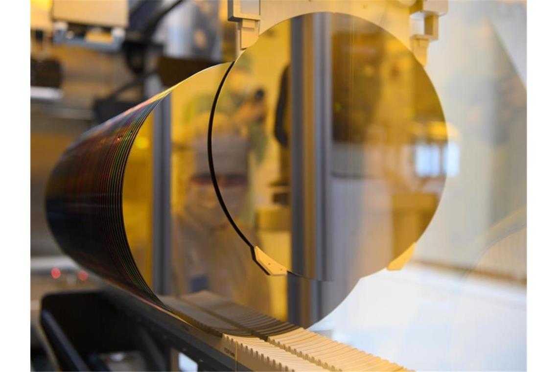 Das Münchner Elektronikunternehmen Siltronic gehört zu den führenden Herstellern von Siliziumscheiben (Wafer) für Halbleiter und Chips. Foto: Robert Michael/dpa-Zentralbild/dpa