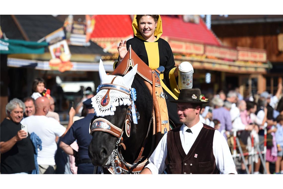 190. Oktoberfest: "Gegen die Krisen der Welt" Das Münchner Kindl Franziska Inselkammer reitet zum Beginn des Oktoberfests auf die Theresienwiese.