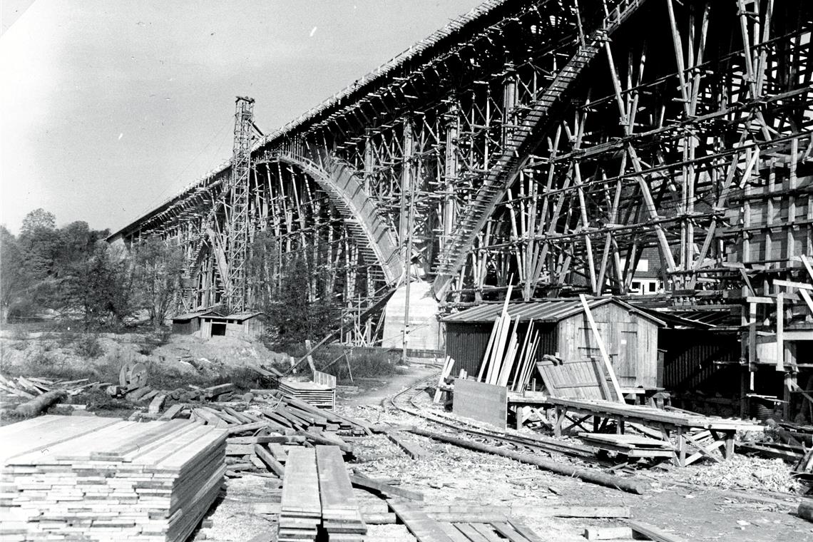 Das Murrtalviadukt beim Bau 1937. Damals war das Viadukt die viertgrößte Stahlbetonbrücke Deutschlands. 1945 wurde das Bauwerk gesprengt.