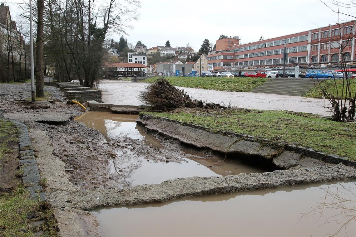 Das Murrufer unterhalb des Burgbergs in Backnang war auch in Mitleidenschaft gez...