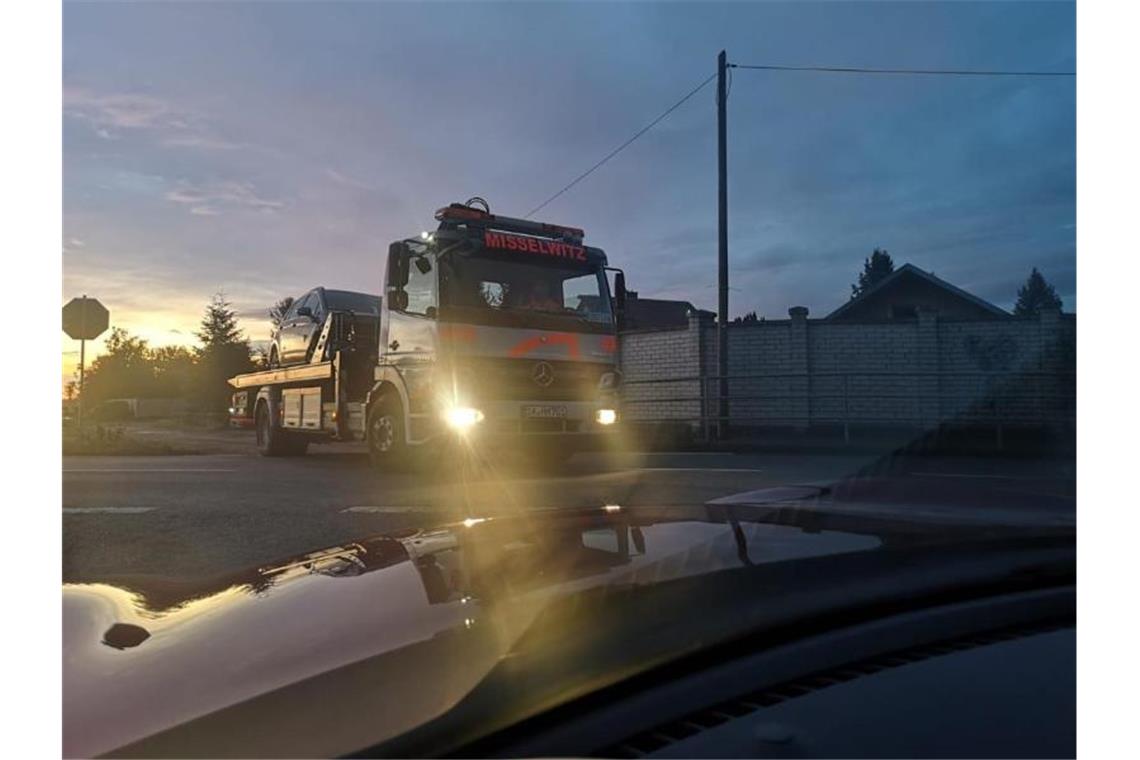 Das mutmaßliche Auto des Täters, wird von einem Abschleppwagen bei Wiedersdorf/Landsberg abgeschleppt. Foto: dpa