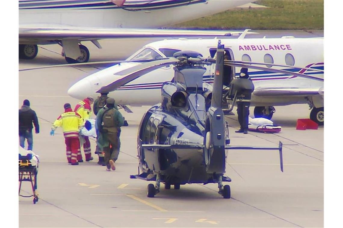 Das mutmaßliche Clan-Mitglied wird am Flughafen Hannover von einem Hubschrauber der Bundespolizei in ein Privatflugzeug getragen. Foto: Amadeus Sartorius/Hannoverreporter/dpa