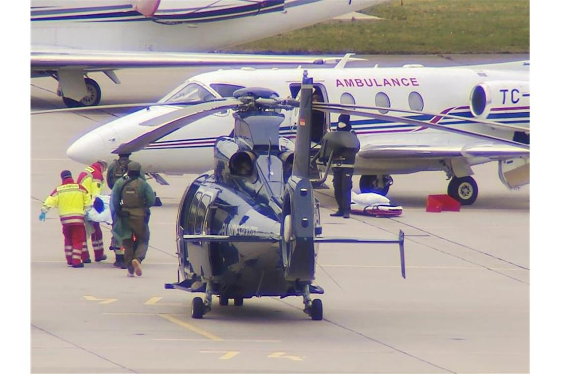 Das mutmaßliche Clan-Mitglied wird von der Bundespolizei in ein Privatflugzeug getragen. Foto: Amadeus Sartorius/Hannoverreporter/dpa