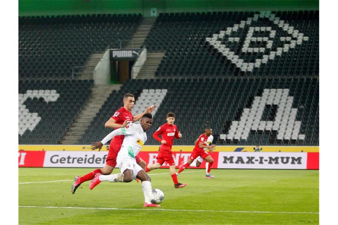 Chronologie des Sports im Jahr 2020 Das Nachholspiel Mönchengladbach gegen Köln findet als erstes Bundesliga-Match wegen des Coronavirus unter Ausschluss der Öffentlichkeit statt. Foto: Roland Weihrauch/dpa