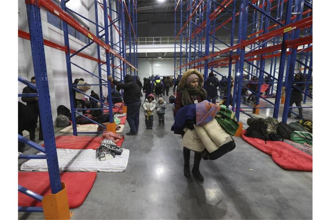 Merkel spricht erneut mit Lukaschenko über Migranten Das Nachtlager im Logistikzentrum am Kontrollpunkt „Kuznica“ an der belarussisch-polnischen Grenze. Foto: Maxim Guchek/BelTA/AP/dpa