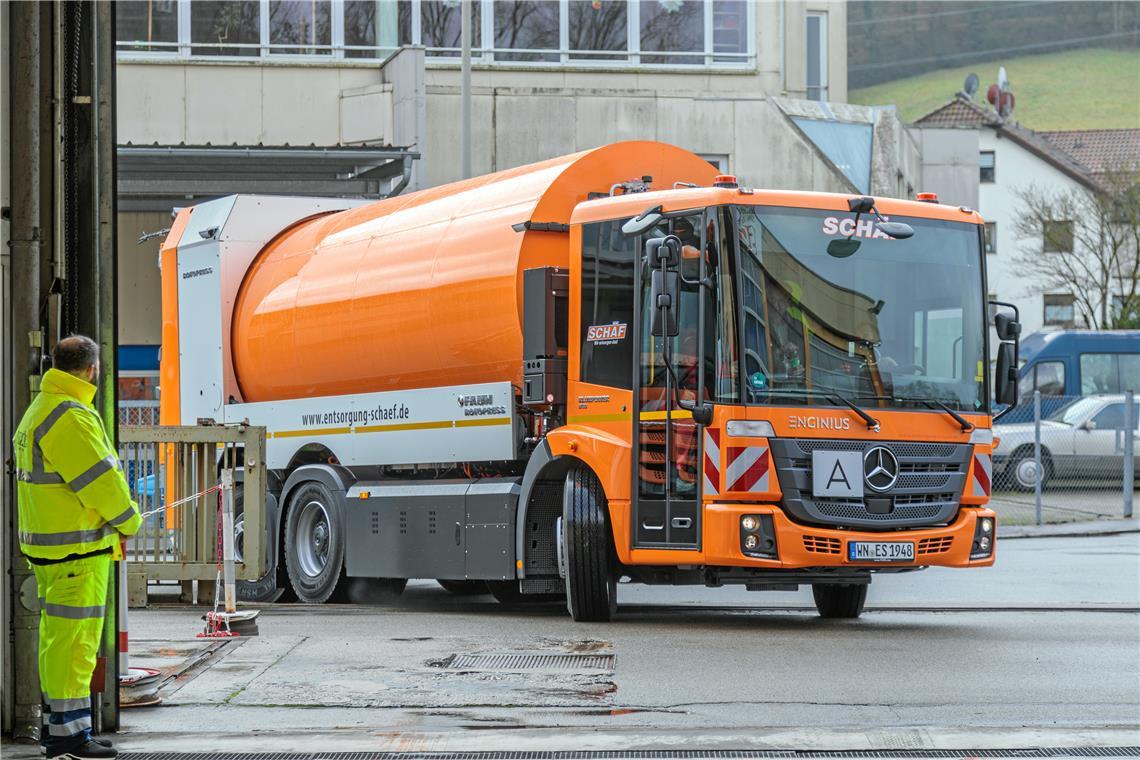 Das erste Wasserstoffmüllauto in Murrhardt ist startklar Das nagelneue Wasserstoffmüllfahrzeug biegt in die Halle des Murrhardter Unternehmens Schäf ein. Fotos: Stefan Bossow