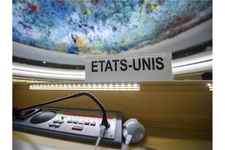 Das Namensschild der USA (französisch „Etats-Unis“) hängt am leeren Platz des US-Delegierten während der 38. Sitzung des Menschenrechtsrates der Vereinten Nationen in Genf. Foto: Martial Trezzini/KEYSTONE/dpa