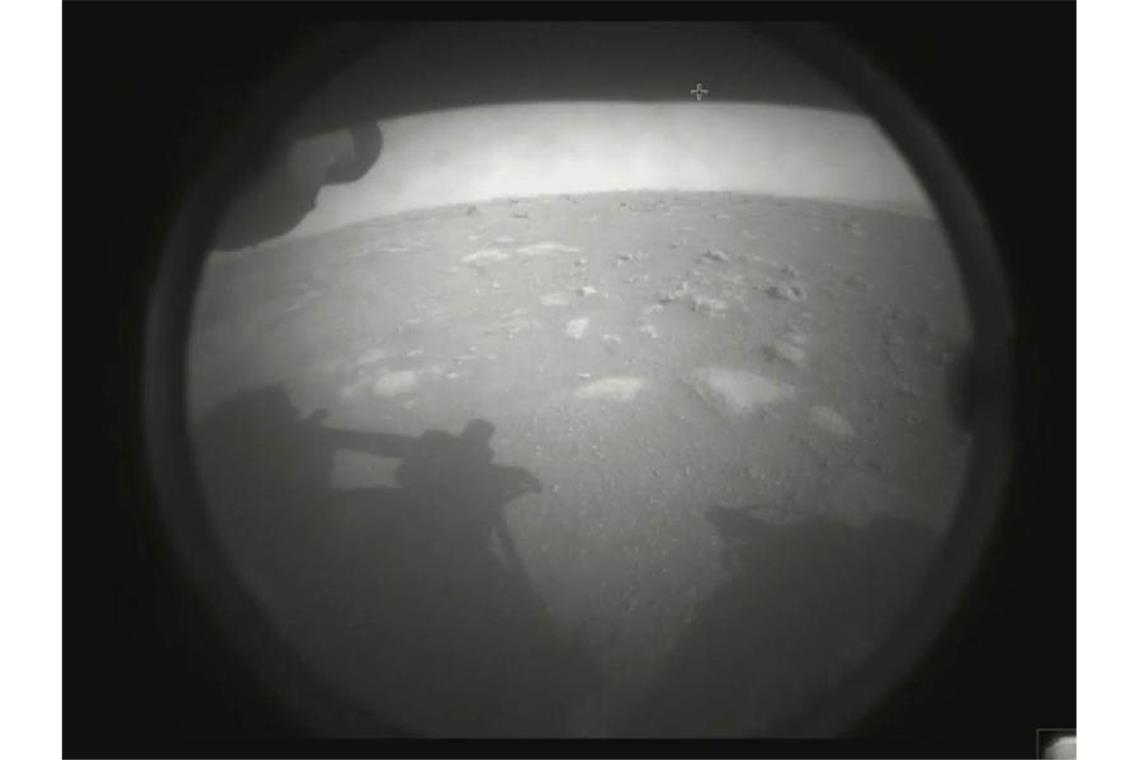 Nasa-Rover „Perseverance“ auf dem Mars gelandet Das NASA-Foto zeigt das erste vom Perseverance-Rover gesendete Bild der Marsoberfläche. Foto: -/NASA/AP/dpa
